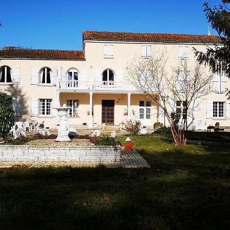 Le Clos Des Cedres B&B La Rochefoucauld Exterior foto